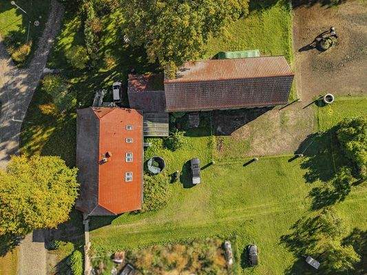 Blick Drohne von oben auf das Angebot