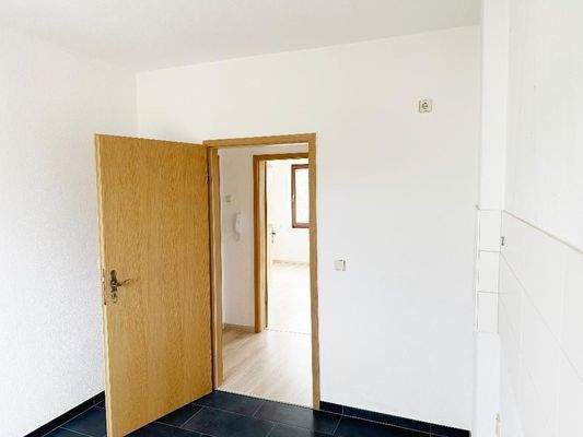 Küche mit Blick Richtung Flurbereich