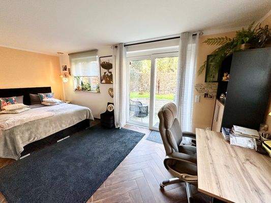 großes Zimmer im ebenerdigen Gartengeschoss