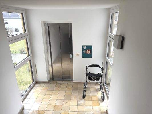 Aufzug (nur über Stufen erreichbar)