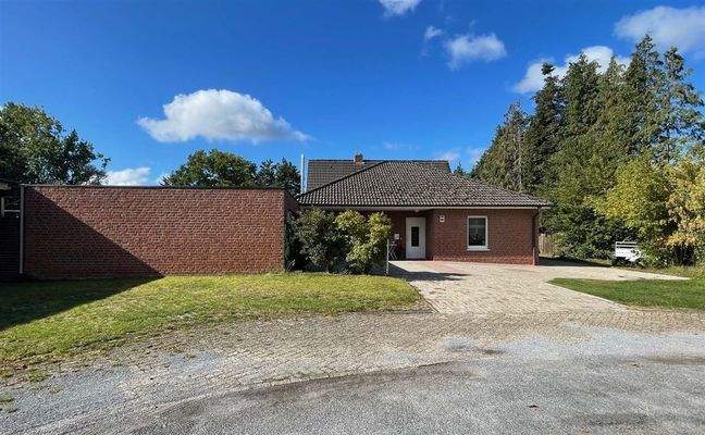 Straßenseite mit Bungalow