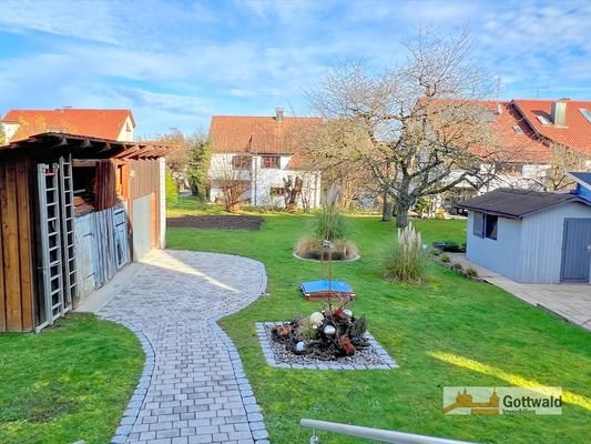 Garten mit Terrasse am Schuppen