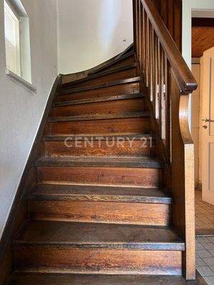 Treppenhaus mit edler Eichenholztreppe