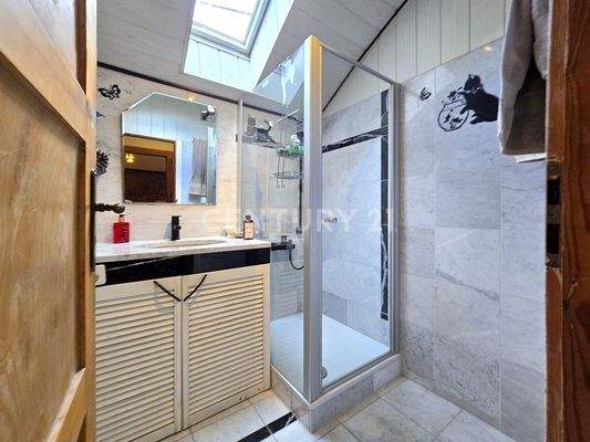 Badezimmer der Wohnung OG links mit moderner Dusche