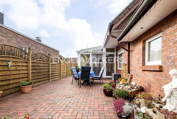 Blick auf die Terrasse und den großzügigen Wintergarten