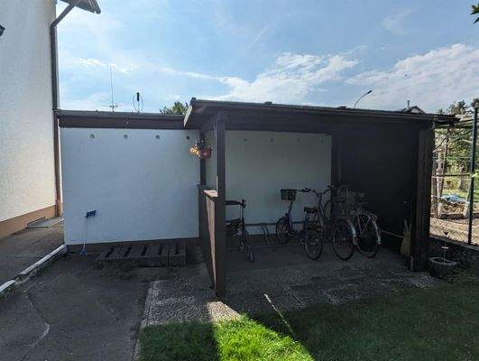 überdachter Fahrradstellplatz