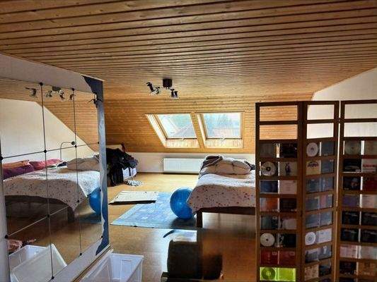 Großer Raum im Dachgeschoss