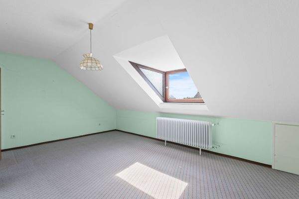 Zweites helles Zimmer im Dachgeschoss mit viel Tageslicht