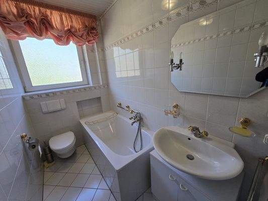 Badezimmer 2 mit Badewanne