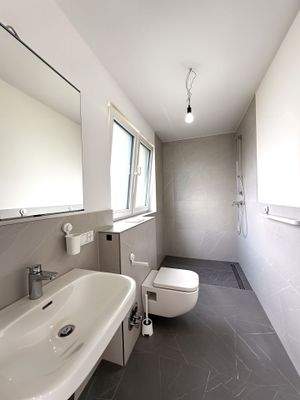 Badezimmer 1 - Verbessert - (KI generiert)