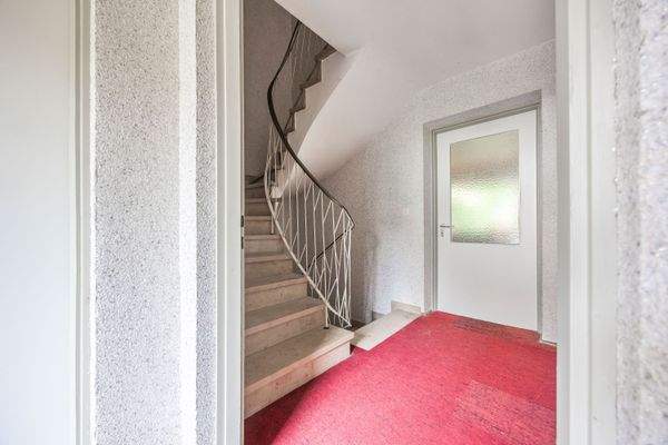 Große Diele mit Treppenaufgang