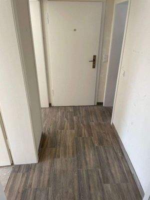 .. mit neuwertigen Bodenfliesen