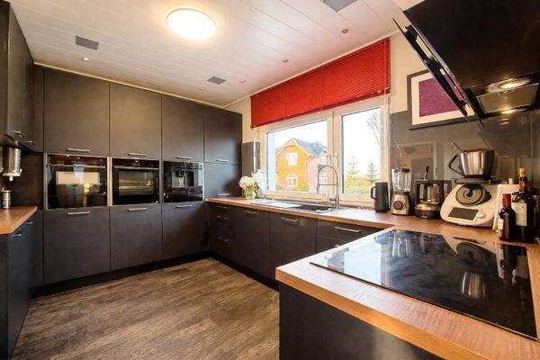 Moderne hochwertige Einbauküche