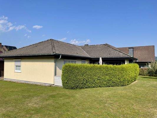 Ansicht auf Garten und Freisitz