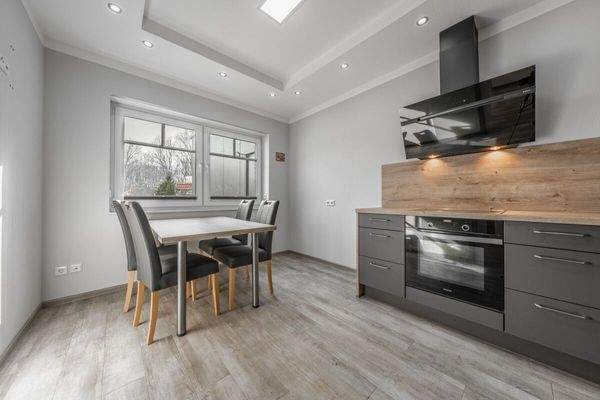 Die Einladende Küche mit Sitzmöglichkeit