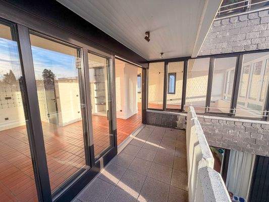 Balkon und Wohnzimmer