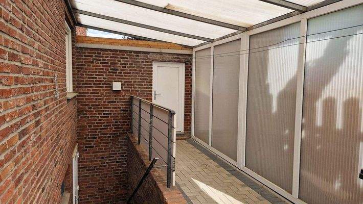 überdachter Kelleraußeneingang