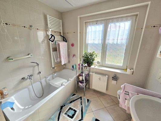 Tageslichtbad mit Badewanne...