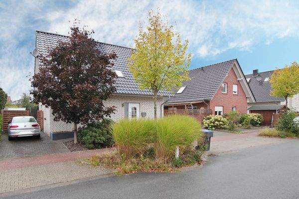 Straßenansicht links