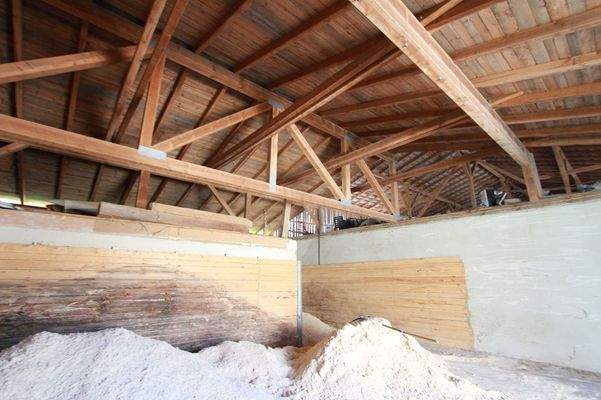 Gerätehalle samt neueren Dach