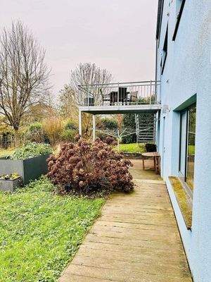 Zuwegung nach hinten mit Terrasse und Balkon