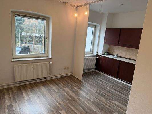 Büro Richtung Hof mit Küchenzeile