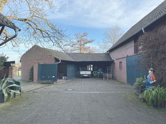 Innenhof mit Garage-Remise
