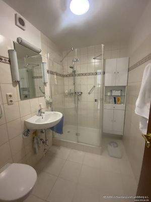 Duschbad bei Hauptschlafzimmer