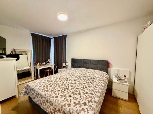 Schlafzimmer mit Zugang zum Vollbad