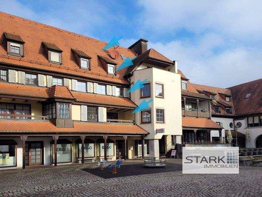 Außenansicht mit Loggia und Innenhof.jpg