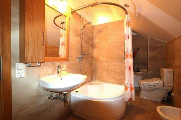 Bad mit Dusche und WC im OG