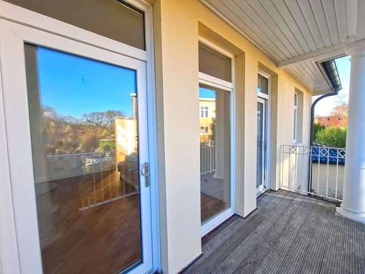 Balkon und Hauseingang