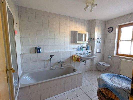 Bad mit Wanne, Waschbecken, Toilette und Fenster