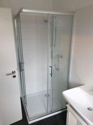 Bad mit Dusche und Fenster