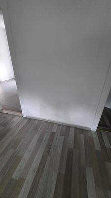 Zimmer mit Holzboden