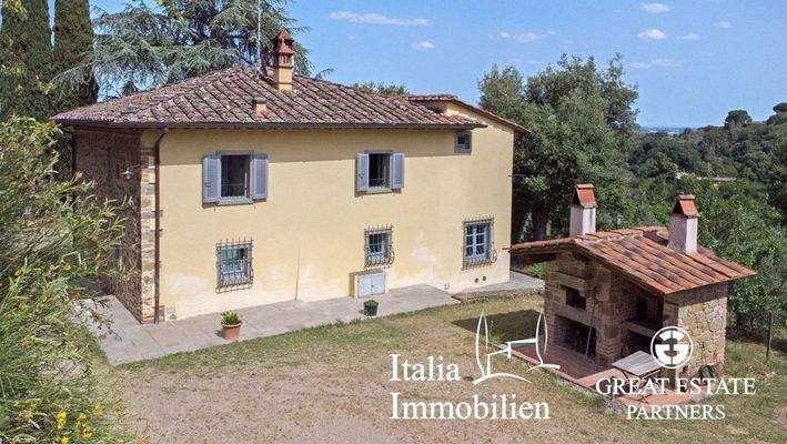 Typisches Bauernhaus mit Swimmingpool, Nebengebäude, Garten mit Olivenhain in Ortsnähe