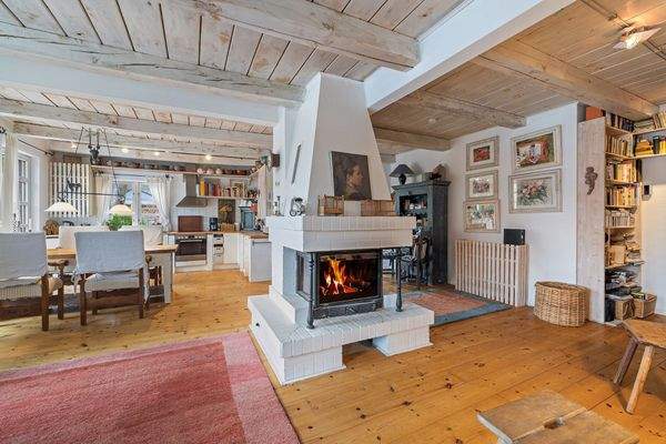 Wohn- und Essbereich mit Kamin