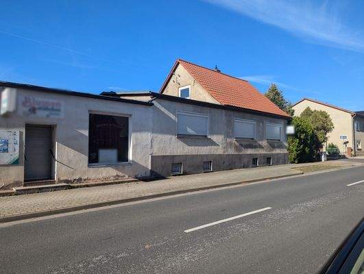 Strassenansicht mit Nebengebäude links