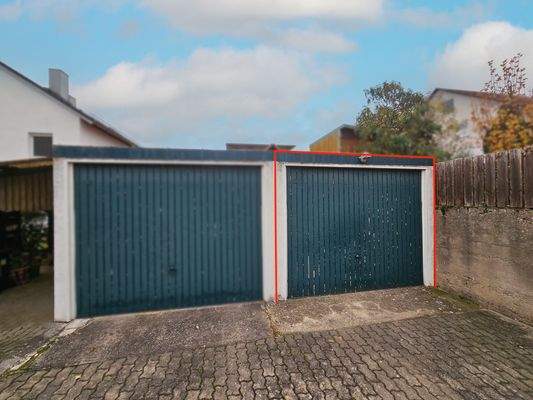 Garage mit Stellplatz vor Garage