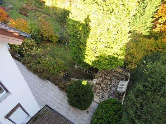 Blick von der Dachterrasse auf das Grundstück 