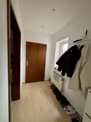 Flur mit Zugang zum Treppenhaus und zur Küche