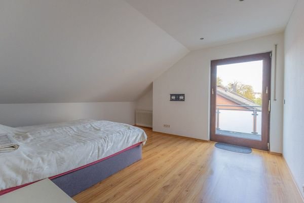 Schlafzimmer im DG mit Zugang zum Balkon