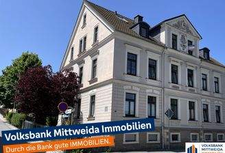 Hausansicht mit Zufahrt