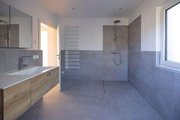 Badezimmer mit bodengleicher Dusche