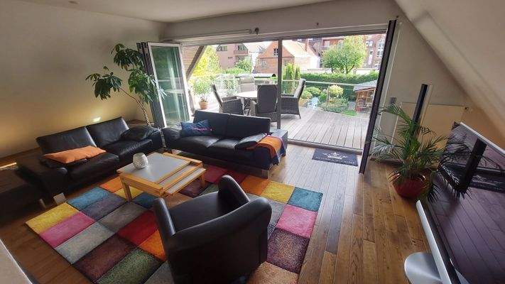 Wohnzimmer mit Zugang zum sonnigen Balkon