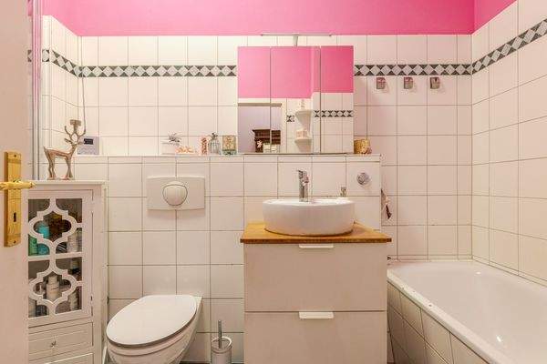 Bad mit Badewanne und Dusche