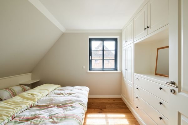Eines der Schlafzimmer mit div. Einbauten