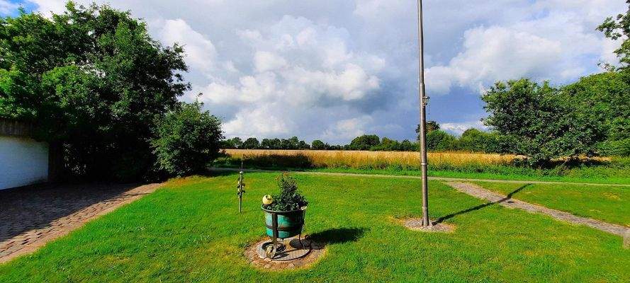 Blick vom Grundstück über die Felder