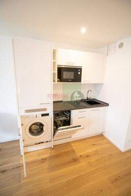 Küchenzeile mit Waschmaschine und Spülmaschine