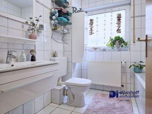 Badezimmer mit Dusche und Wanne EG